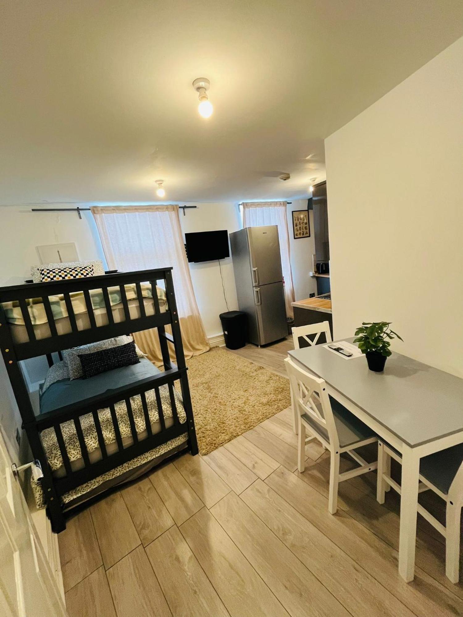 Willesden J Guest Home 4 Лондон Экстерьер фото